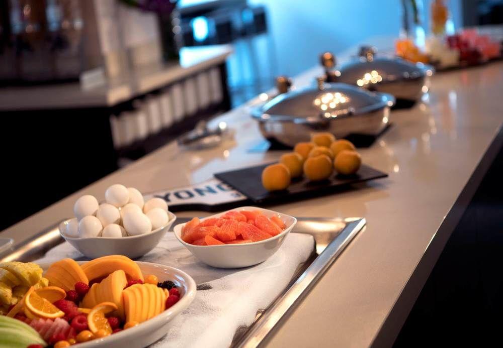 Toronto Marriott City Centre Hotel Екстериор снимка