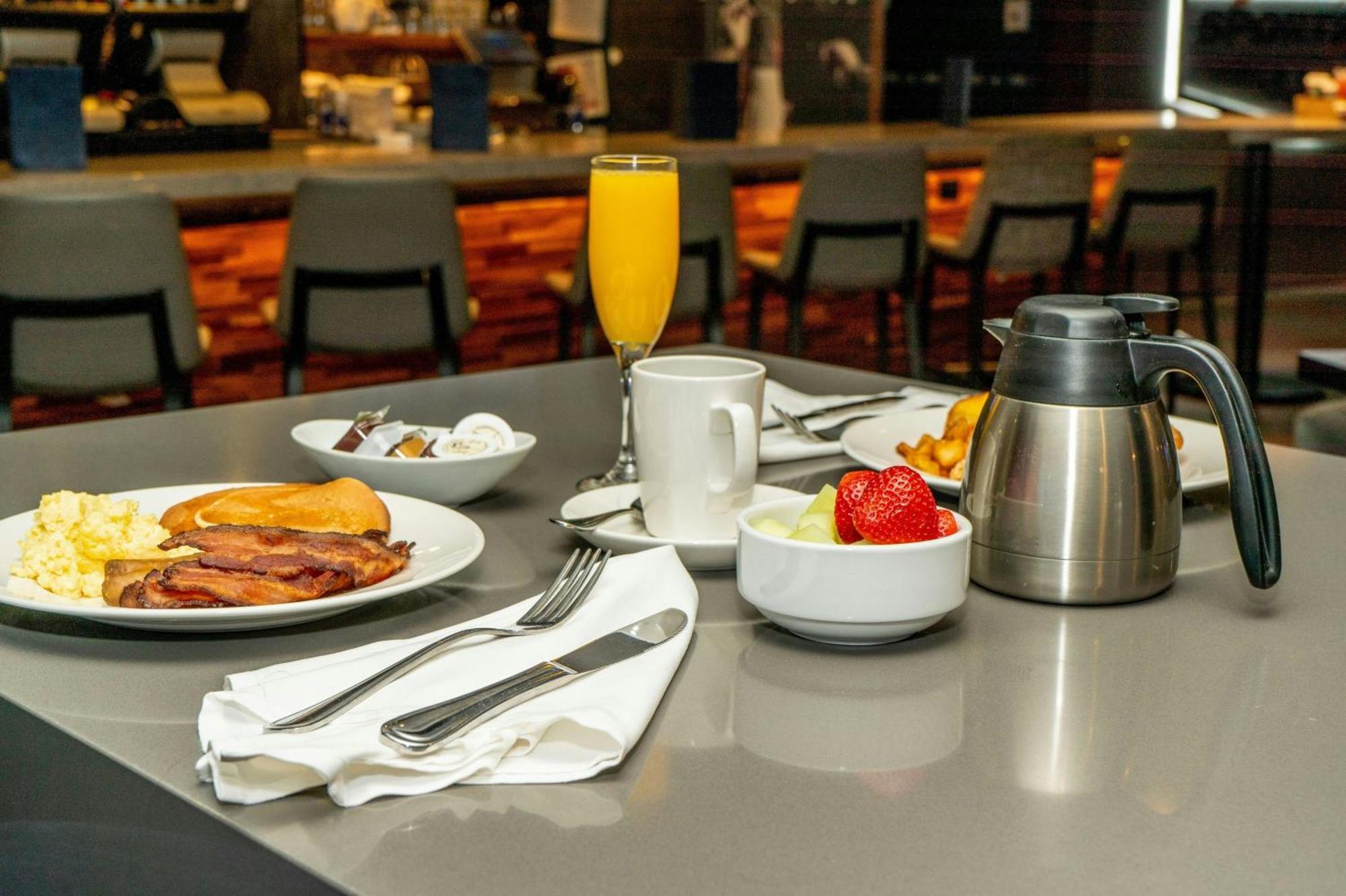 Toronto Marriott City Centre Hotel Екстериор снимка