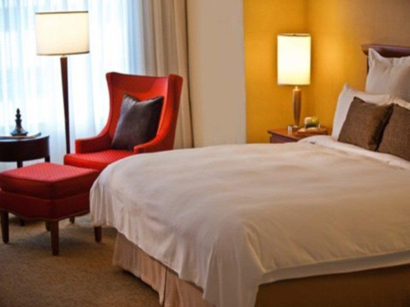 Toronto Marriott City Centre Hotel Стая снимка